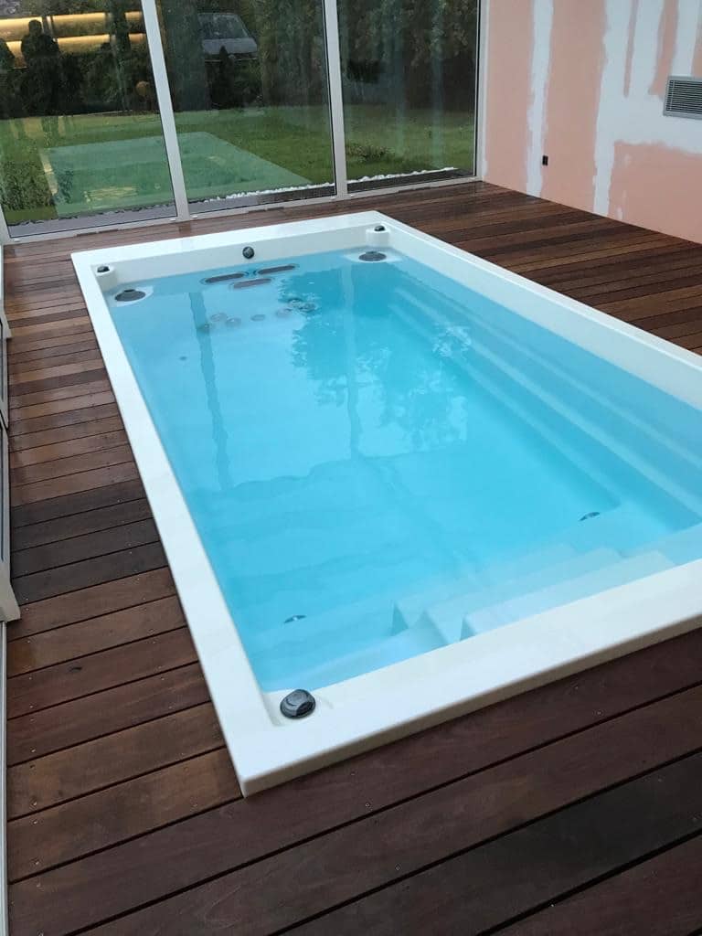 Swim spa bazén s protiproudem IDOL – realizace na zahradě
