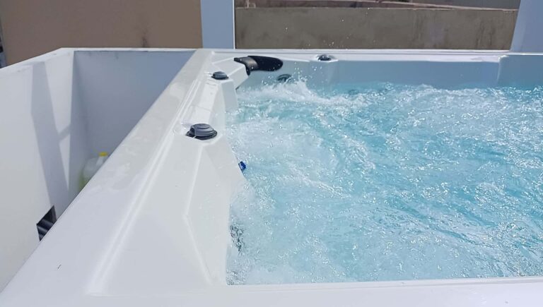 Realizace vířivky Termokryt vířivky a swim spa bazénu na přání od IDOL SPAS
