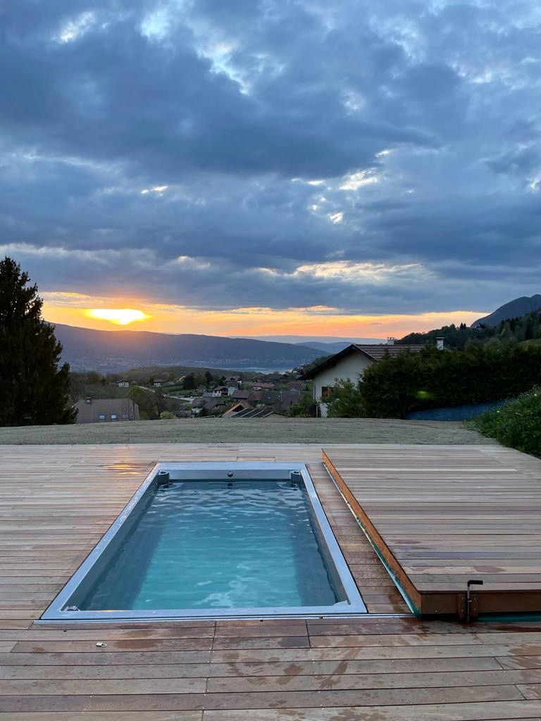 Idol Spas swim spa v dřevěné terase při západu slunce