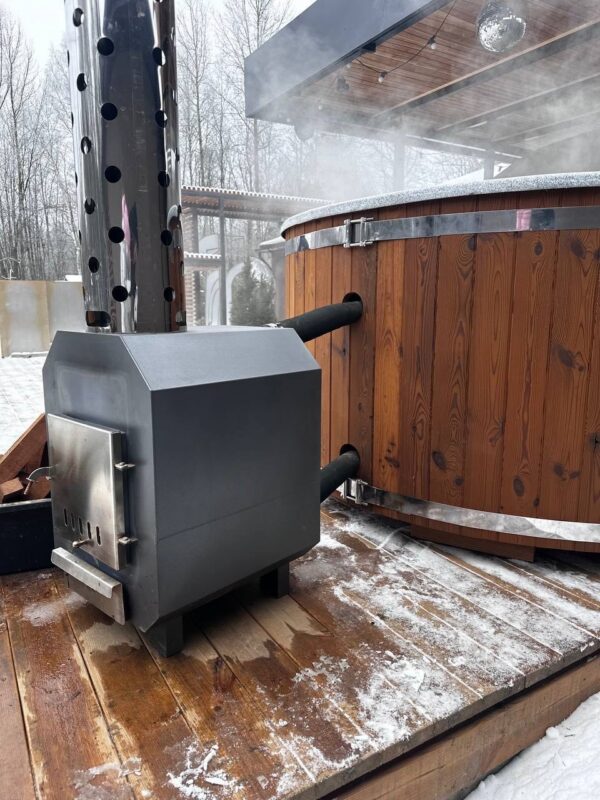 Kamna na dřevo u koupacího sudu