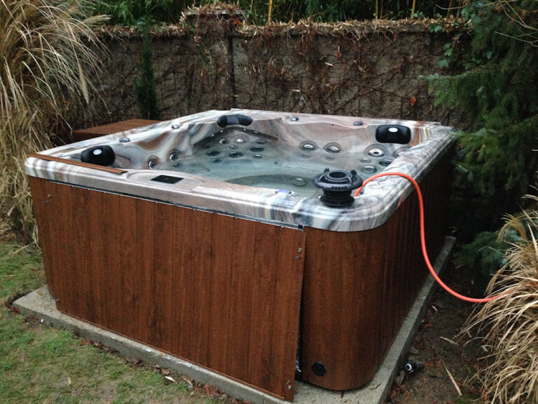 Realizace vířivky IDOL SPAS Elis u zákazníka – instalace v zahradě