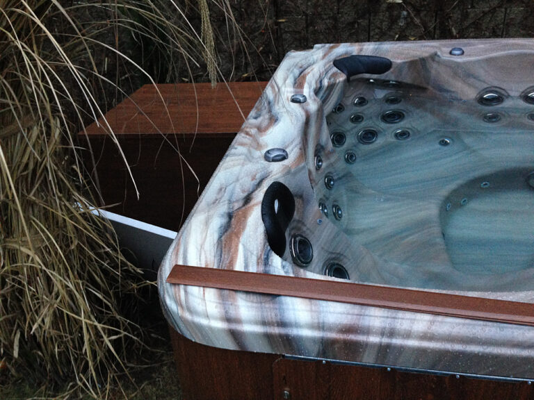 Realizace vířivky IDOL SPAS Elis u zákazníka – instalace v zahradě