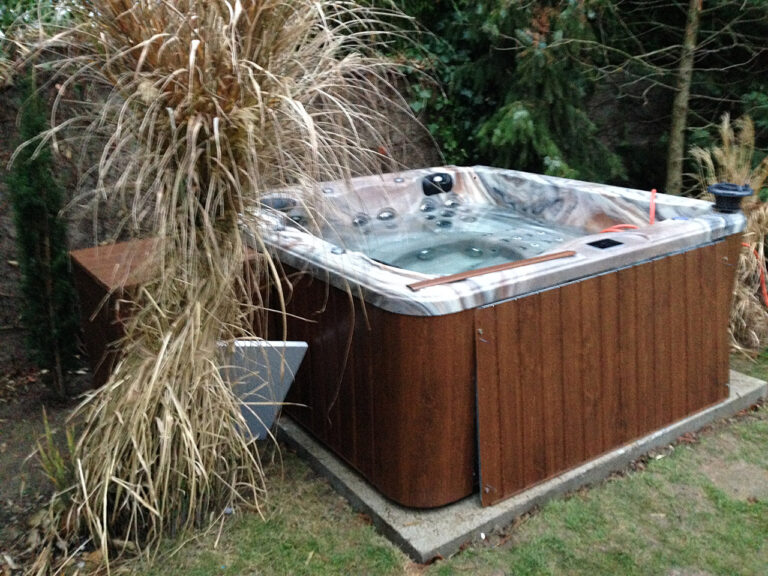 Realizace vířivky IDOL SPAS Elis u zákazníka – instalace v zahradě