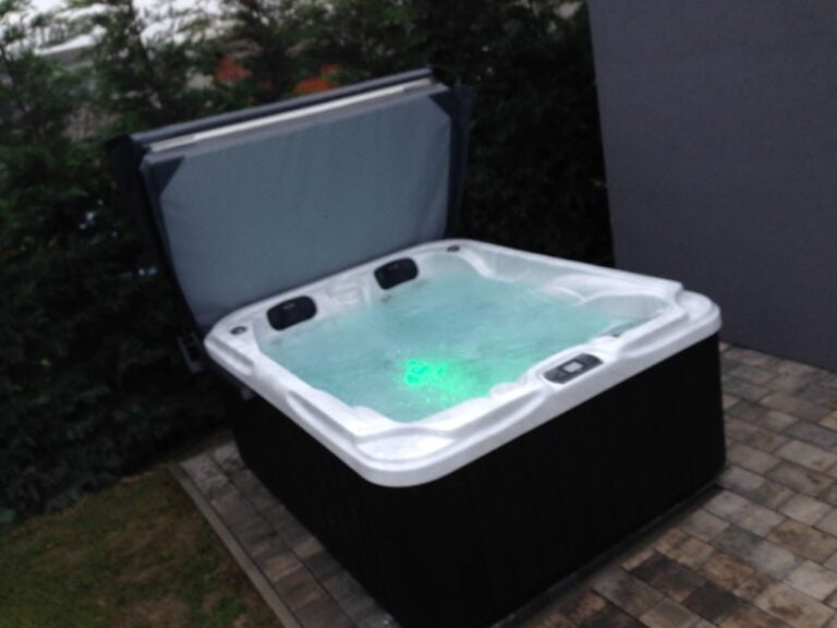 Realizace vířivky IDOL SPAS Nela u zákazníka – instalace v zahradě