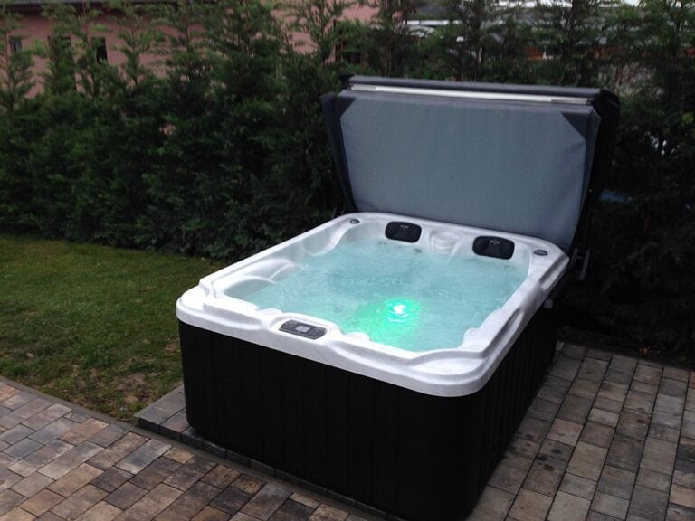 Realizace vířivky IDOL SPAS Nela u zákazníka – instalace v zahradě