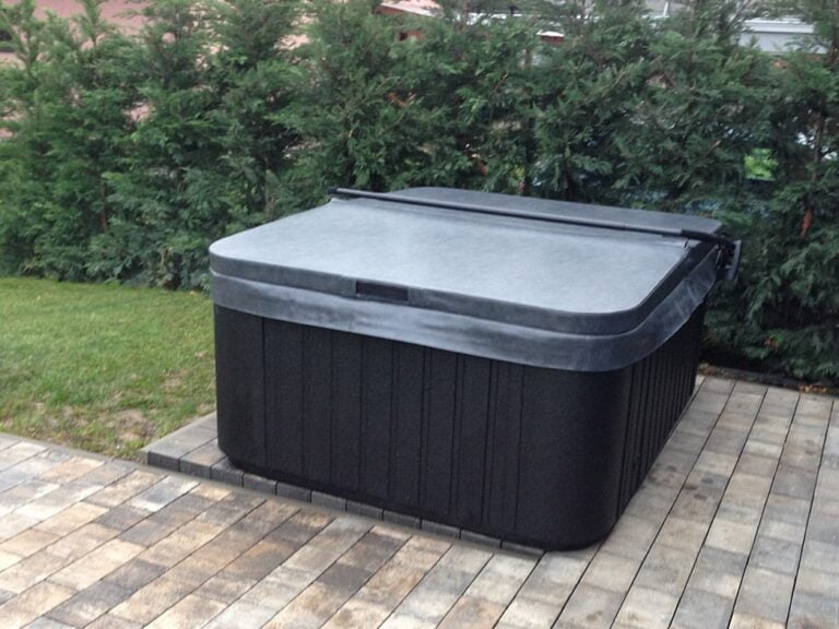 Realizace vířivky IDOL SPAS Nela u zákazníka – instalace v zahradě