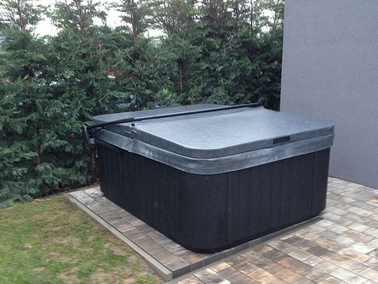 Realizace vířivky IDOL SPAS Nela u zákazníka – instalace v zahradě