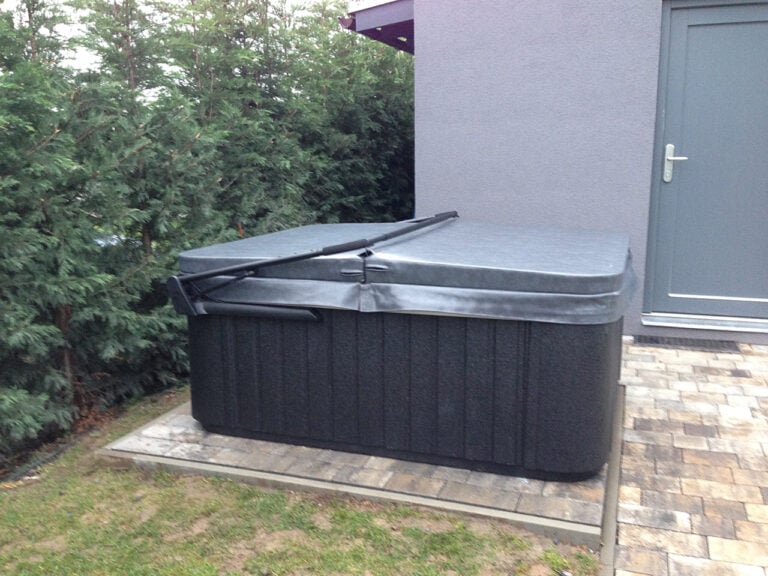 Realizace vířivky IDOL SPAS Nela u zákazníka – instalace v zahradě