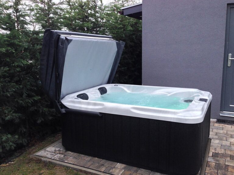 Realizace vířivky IDOL SPAS Nela u zákazníka – instalace v zahradě