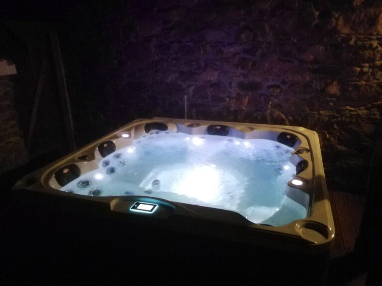Realizace vířivky IDOL SPAS Zora u zákazníka – instalace v zahradě