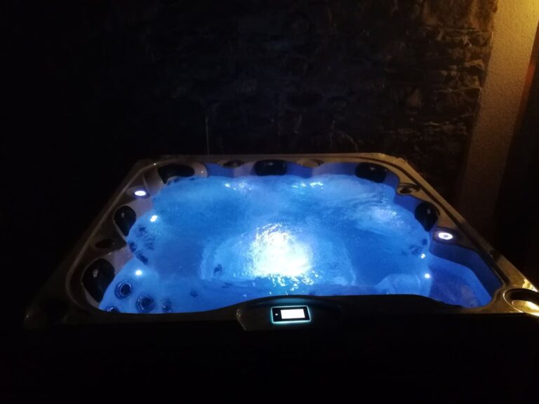 Realizace vířivky IDOL SPAS Zora u zákazníka – instalace v zahradě