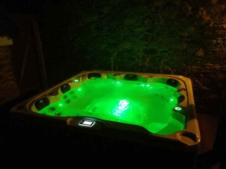 Realizace vířivky IDOL SPAS Zora u zákazníka – instalace v zahradě