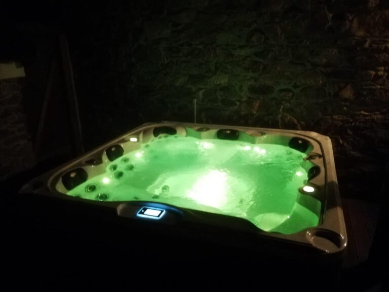 Realizace vířivky IDOL SPAS Zora u zákazníka – instalace v zahradě