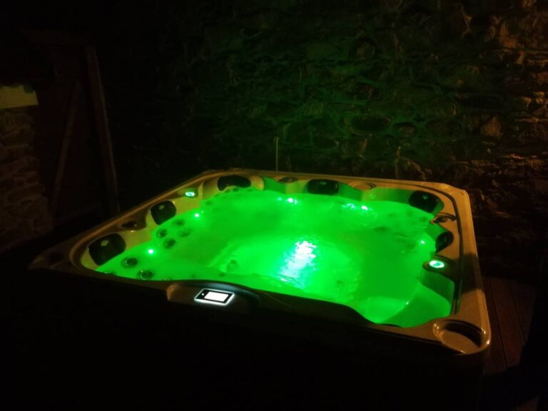 Realizace vířivky IDOL SPAS Zora u zákazníka – instalace v zahradě