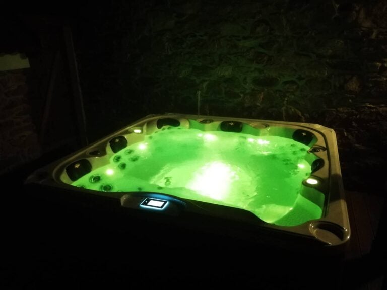 Realizace vířivky IDOL SPAS Zora u zákazníka – instalace v zahradě