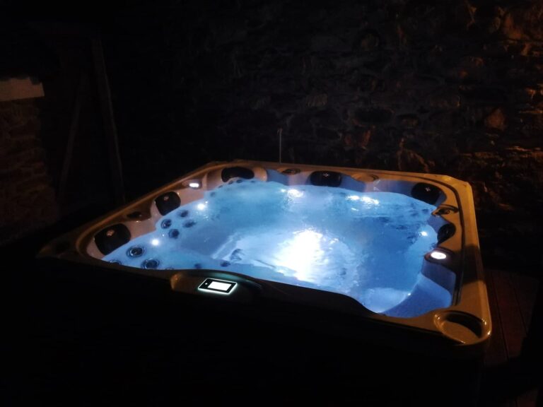Realizace vířivky IDOL SPAS Zora u zákazníka – instalace v zahradě