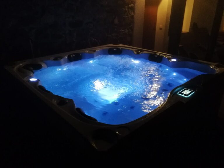 Realizace vířivky IDOL SPAS Zora u zákazníka – instalace v zahradě